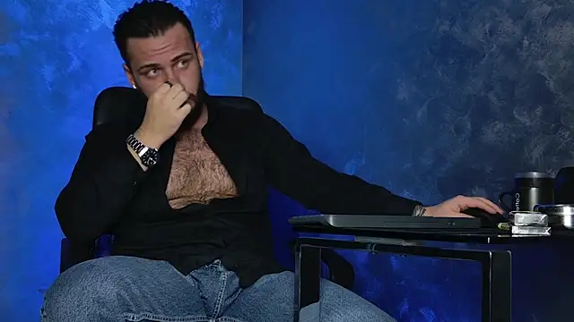 Snapshot of juliusmasters chatting on 12-17-25, 08:48 juliusmasters online show from 12-17-25, 08:48