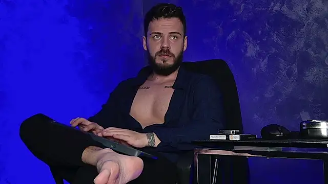 Snapshot of juliusmasters chatting on 12-20-25, 09:44 juliusmasters online show from 12-20-25, 09:44