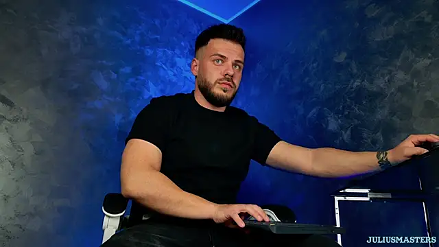 Snapshot of juliusmasters chatting on 04-05-26, 08:39 juliusmasters online show from 04-05-26, 08:39