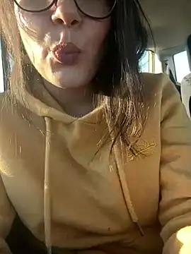 Snapshot of Its_Jade chatting on 12-15-24, 01:43 Its Jade online show from 12-15-24, 01:43