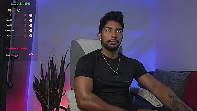 Snapshot of Couple_muscle1 chatting on 04-15-26, 11:17 Couple muscle1 online show from 04-15-26, 11:17