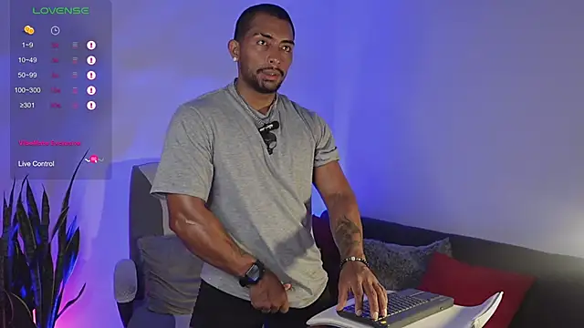 Snapshot of Couple_muscle1 chatting on 04-21-26, 09:06 Couple muscle1 online show from 04-21-26, 09:06