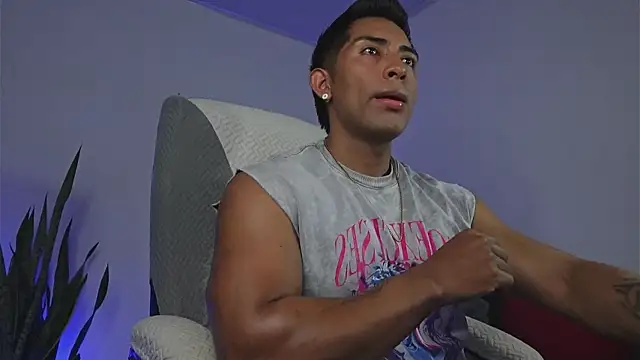 Snapshot of Couple_muscle1 chatting on 06-25-26, 11:53 Couple muscle1 online show from 06-25-26, 11:53