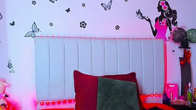 Snapshot of caro_lyne_ chatting on 04-20-26, 05:05 caro lyne online show from 04-20-26, 05:05