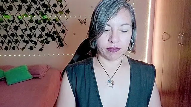 Lady breaks hearts online show from 12-01-25, 10:31