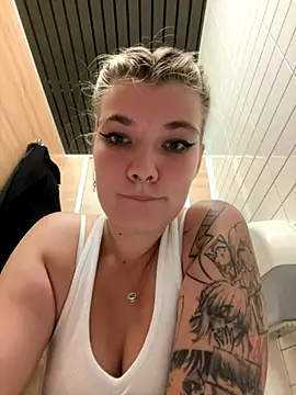 Snapshot of Holy_Tereza chatting on 09-28-25, 03:39 Holy Tereza online show from 09-28-25, 03:39