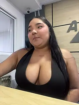 Snapshot of little_lissiee chatting on 04-19-26, 01:05 little lissiee online show from 04-19-26, 01:05