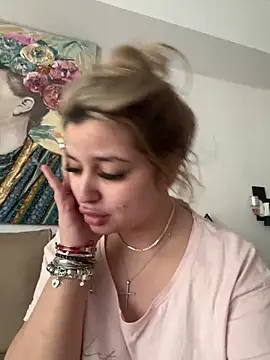 Snapshot of AllysonK chatting on 04-21-26, 10:32 AllysonK online show from 04-21-26, 10:32
