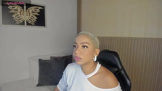 Snapshot of summer_night_ chatting on 06-08-26, 01:00 summer night online show from 06-08-26, 01:00