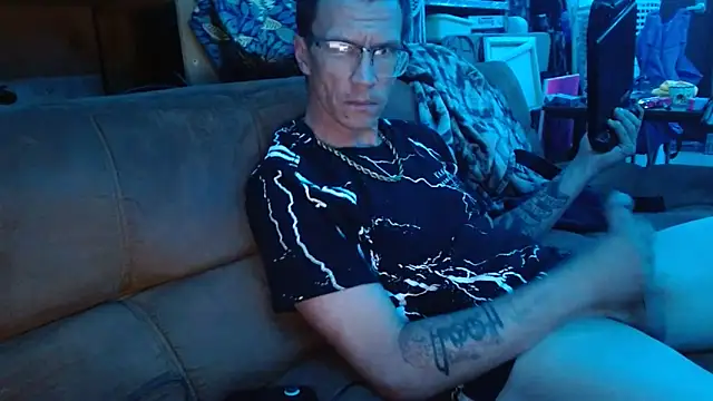 Snapshot of Hatchetwound6969 chatting on 04-08-26, 03:45 Hatchetwound6969 online show from 04-08-26, 03:45