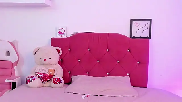 Snapshot of LucianaTomson chatting on 01-15-25, 10:57 LucianaTomson online show from 01-15-25, 10:57