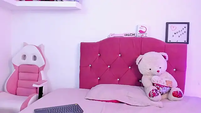 Snapshot of LucianaTomson chatting on 01-24-25, 12:20 LucianaTomson online show from 01-24-25, 12:20