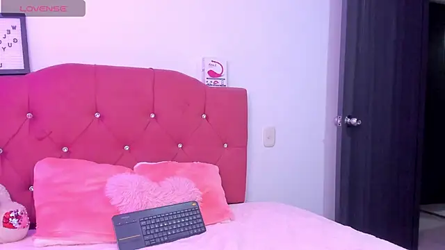 Snapshot of LucianaTomson chatting on 11-22-25, 09:03 LucianaTomson online show from 11-22-25, 09:03