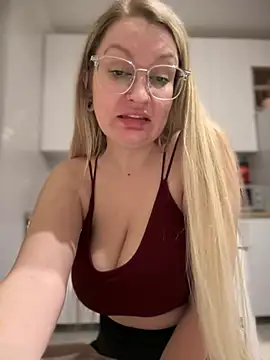 Snapshot of Teya_moon_ chatting on 03-08-25, 10:45 Teya moon  online show from 03-08-25, 10:45