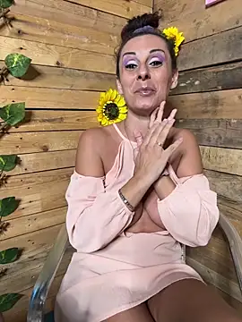 Snapshot of therealbeverlycious chatting on 02-05-26, 09:52 therealbeverlycious online show from 02-05-26, 09:52