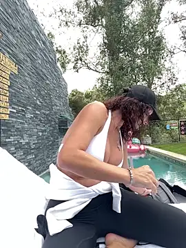 Snapshot of therealbeverlycious chatting on 02-24-26, 10:08 therealbeverlycious online show from 02-24-26, 10:08