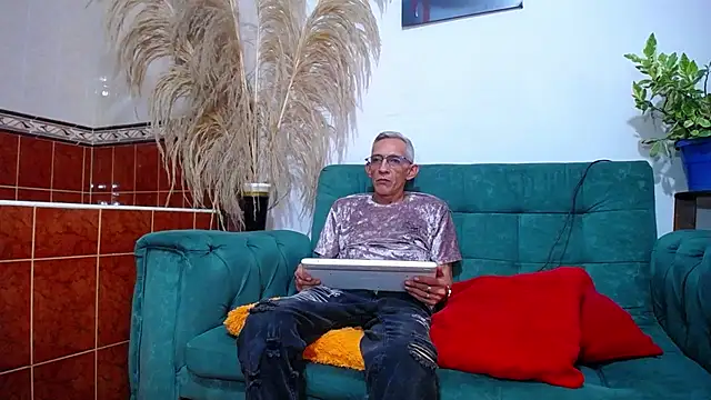 Leon hot X online show from 01-21-25, 09:15