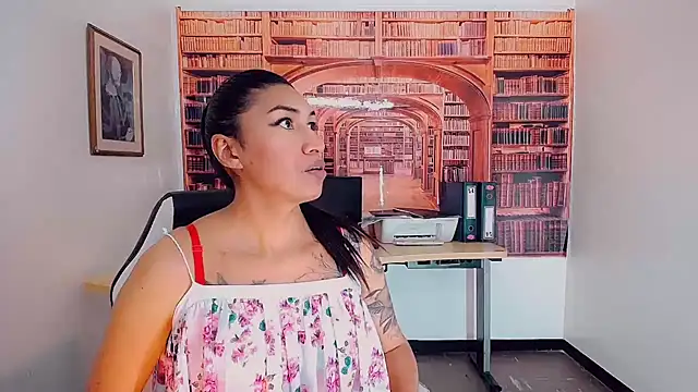 khiara moretti online show from 02-05-25, 07:53