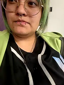 Snapshot of lucky-leah chatting on 09-19-25, 03:52 lucky-leah online show from 09-19-25, 03:52