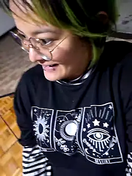 Snapshot of lucky-leah chatting on 09-23-25, 04:04 lucky-leah online show from 09-23-25, 04:04