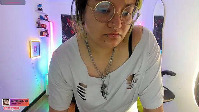 Snapshot of lucky-leah chatting on 10-08-25, 04:10 lucky-leah online show from 10-08-25, 04:10