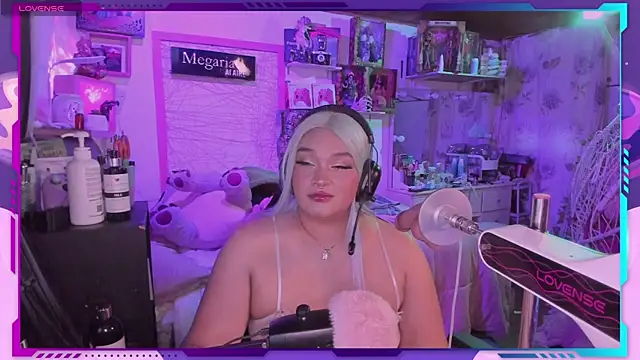 Snapshot of MegariaB chatting on 09-13-25, 03:39 MegariaB online show from 09-13-25, 03:39