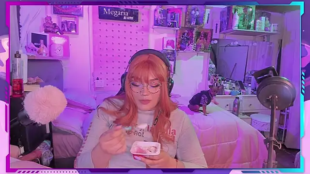 Snapshot of MegariaB chatting on 10-14-25, 04:02 MegariaB online show from 10-14-25, 04:02