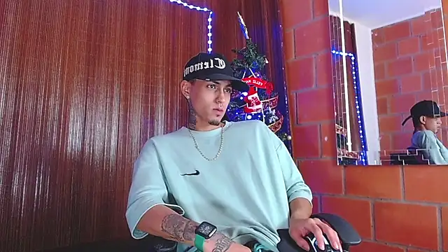 Snapshot of Liam_lee chatting on 12-19-25, 04:14 Liam lee online show from 12-19-25, 04:14