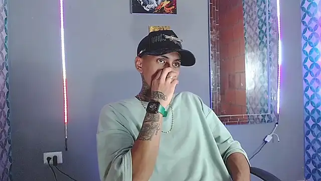 Snapshot of Liam_lee chatting on 05-10-26, 10:48 Liam lee online show from 05-10-26, 10:48