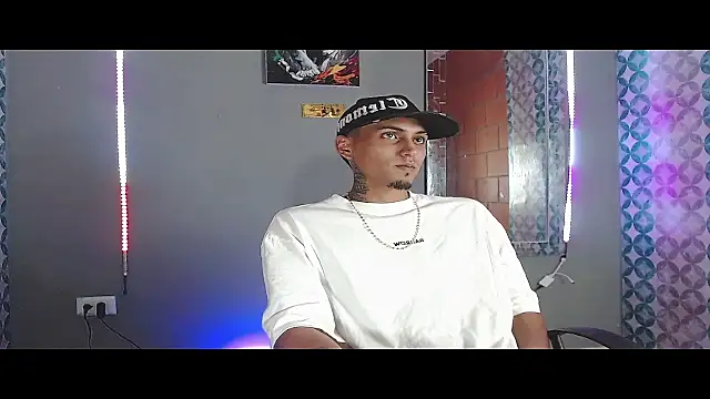 Snapshot of Liam_lee chatting on 05-11-26, 09:34 Liam lee online show from 05-11-26, 09:34