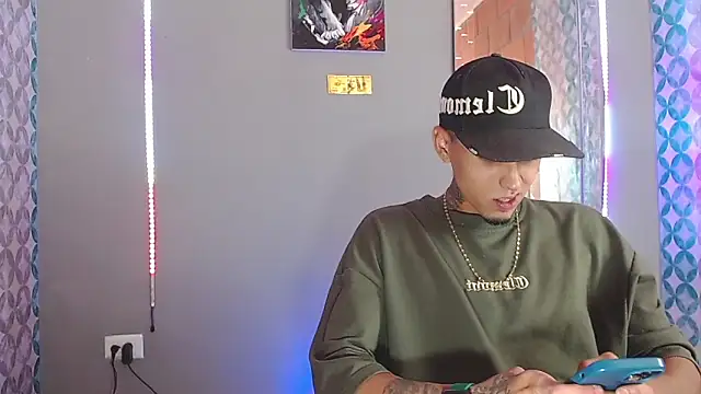 Snapshot of Liam_lee chatting on 05-15-26, 08:49 Liam lee online show from 05-15-26, 08:49