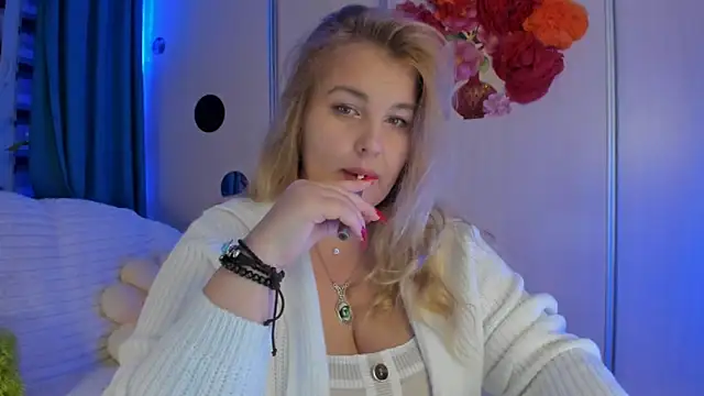 CoraSwon online show from 10-03-25, 09:23