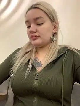 Snapshot of Sextazy chatting on 01-25-25, 11:44 Sextazy online show from 01-25-25, 11:44