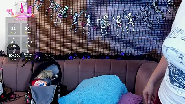 ariana cross online show from 10-12-25, 01:43