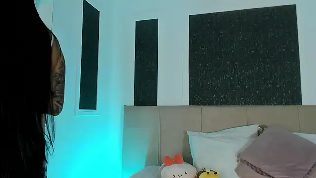 Alaia Manson online show from 02-26-26, 07:35