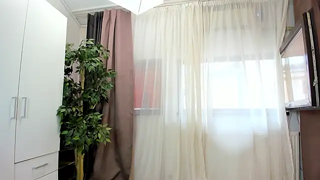 Snapshot of OliviaRimes chatting on 12-08-24, 10:08 OliviaRimes online show from 12-08-24, 10:08