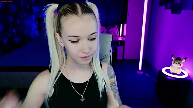 Snapshot of ShhhO_O chatting on 11-19-25, 10:48 ShhhO O online show from 11-19-25, 10:48