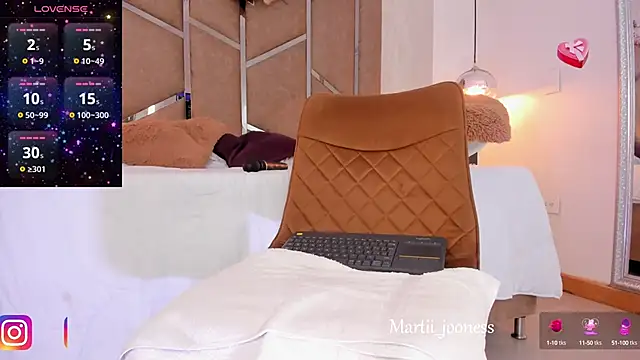 Snapshot of Martinaa_Jones_ chatting on 12-31-24, 03:42 Martinaa Jones online show from 12-31-24, 03:42