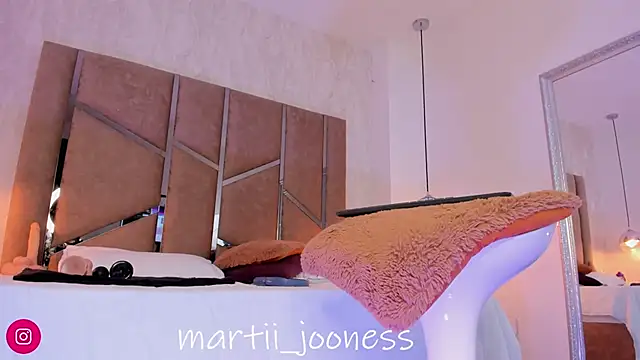 Snapshot of Martinaa_Jones_ chatting on 02-23-25, 02:18 Martinaa Jones online show from 02-23-25, 02:18