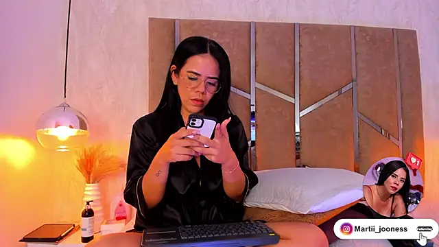 Snapshot of Martinaa_Jones_ chatting on 03-08-25, 01:06 Martinaa Jones online show from 03-08-25, 01:06