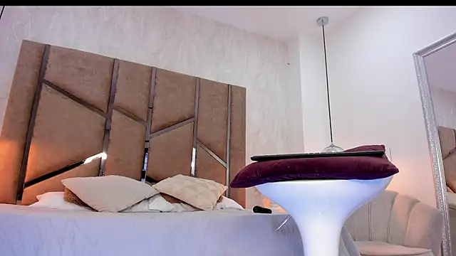 Snapshot of Martinaa_Jones_ chatting on 09-18-25, 07:38 Martinaa Jones online show from 09-18-25, 07:38