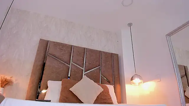 Martinaa Jones  online show from 03-25-26, 12:33