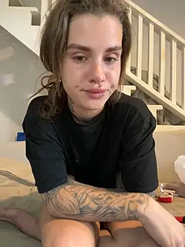 EmiliaCatalina online show from 12-31-24, 08:23