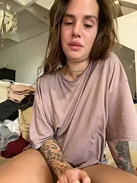 EmiliaCatalina online show from 01-04-25, 08:48