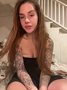 EmiliaCatalina online show from 03-04-25, 11:00