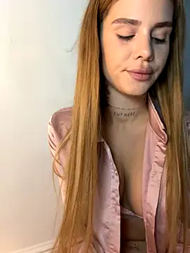 EmiliaCatalina online show from 11-18-25, 09:52