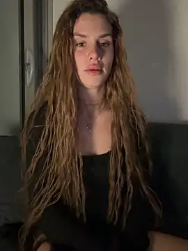 EmiliaCatalina online show from 04-15-26, 01:01