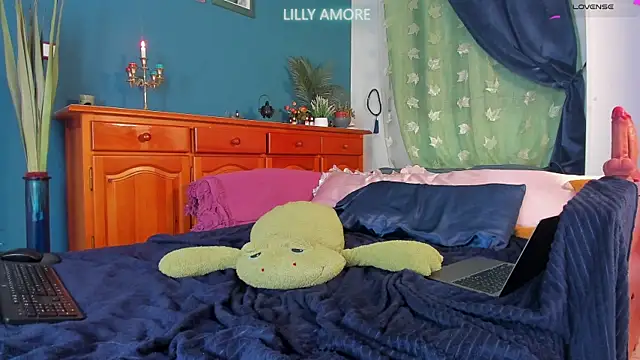 LillyAmore online show from 04-18-26, 08:09