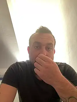 Snapshot of cosmin9000 chatting on 06-14-26, 07:43 cosmin9000 online show from 06-14-26, 07:43