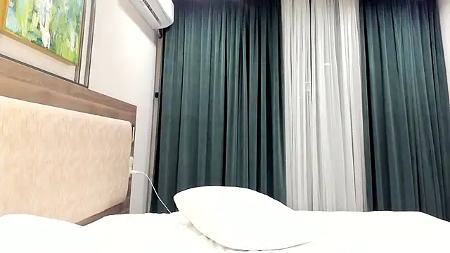Snapshot of LunAnna chatting on 05-15-26, 06:04 LunAnna online show from 05-15-26, 06:04